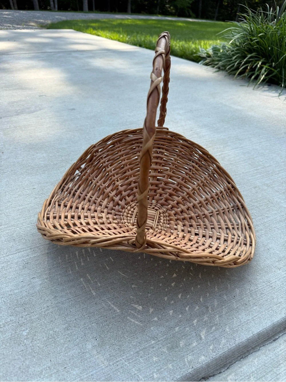N/A handwoven round